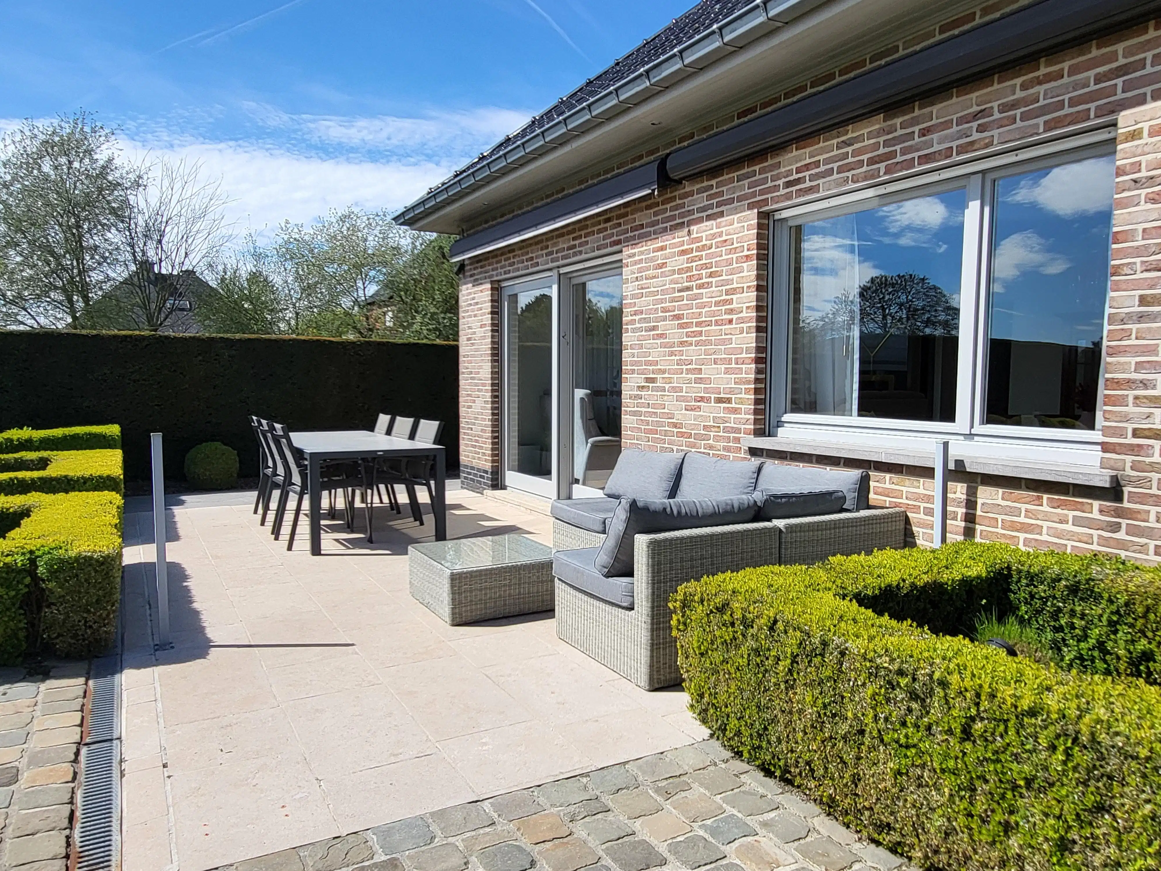 Deze ruime en uitstekend onderhouden villa-bungalow op een perceel van 1.264 m² combineert comfort, functionaliteit en een aangename woonbeleving met een zuidgericht terras en een prachtig aangelegde tuin met zwembad en badhuis.  foto 12