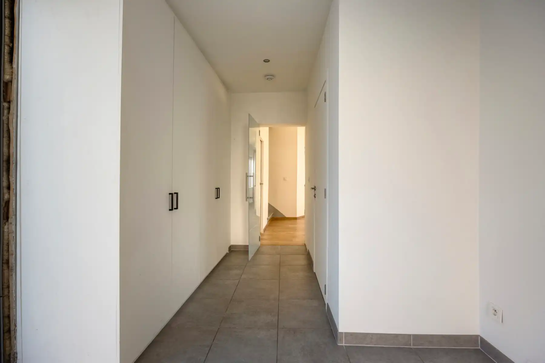 Ruime gerenoveerde centrumwoning met garage foto 4