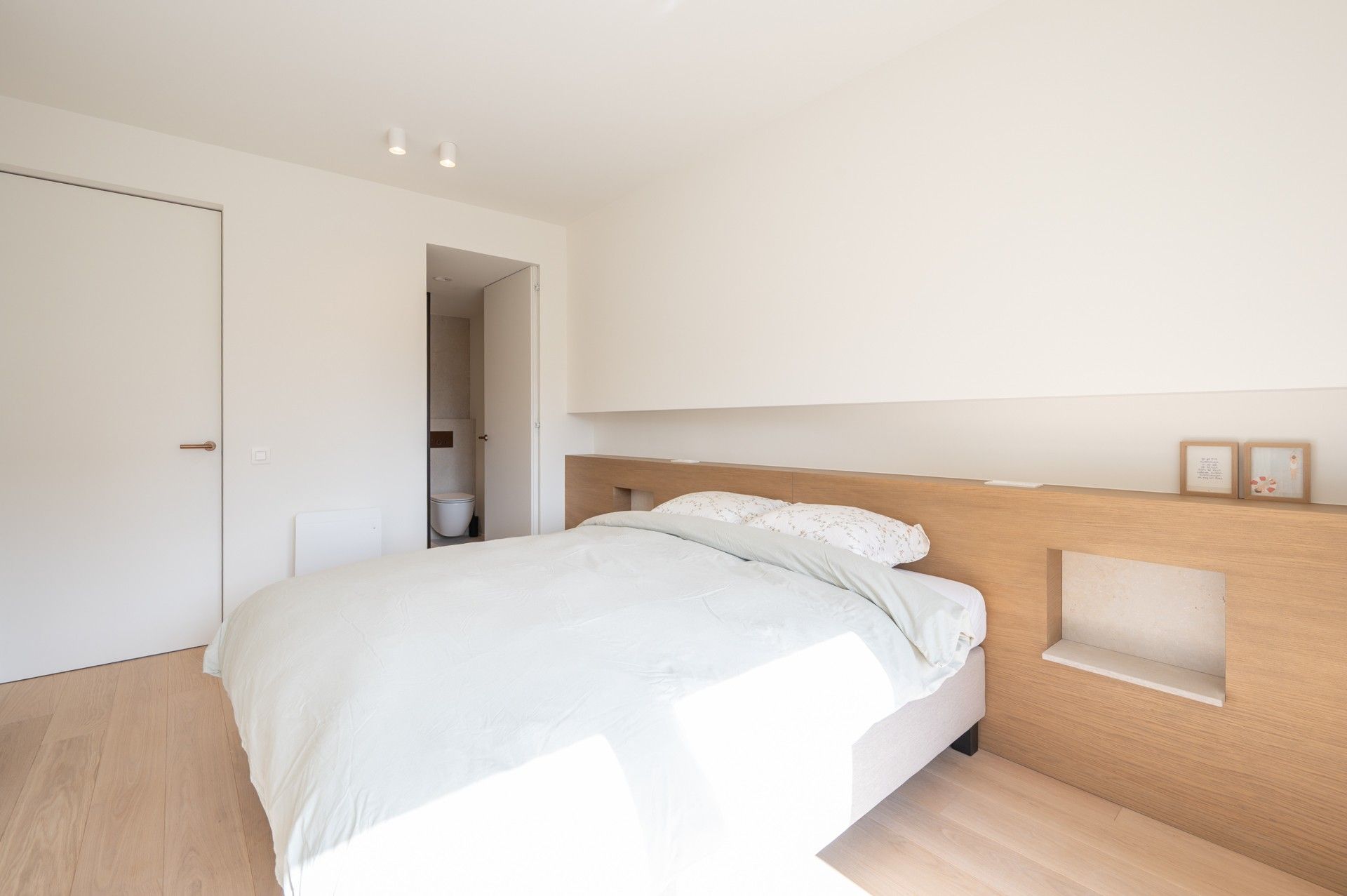 Gemeubeld: verfijnd gerenoveerd appartement op de zeedijk vlakbij het Rubensplein te Knokke! foto 21
