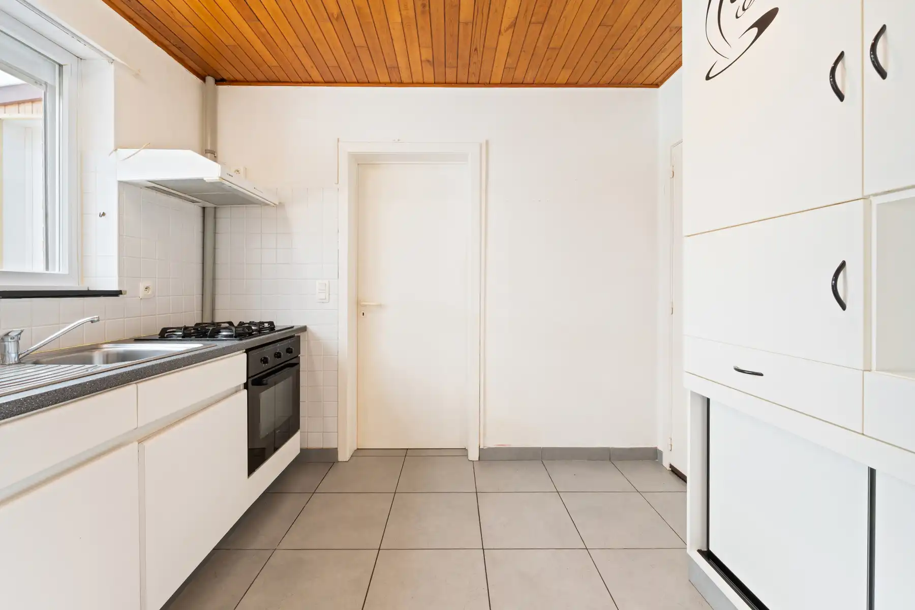 Lichtrijke woning met 4 slaapkamers, garage en verzorgde tuin. foto 11