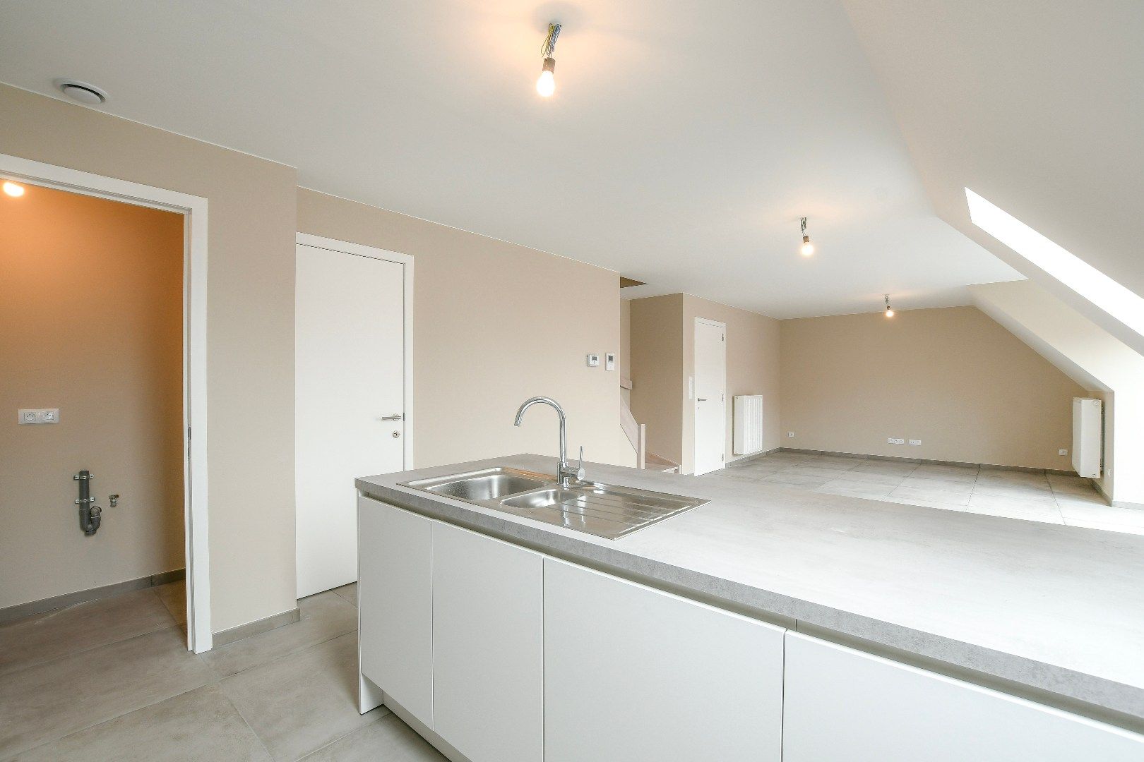 Zeer ruim nieuwbouwapp met 2 slpk en autostaanplaats in het centrum van Eernegem foto 2