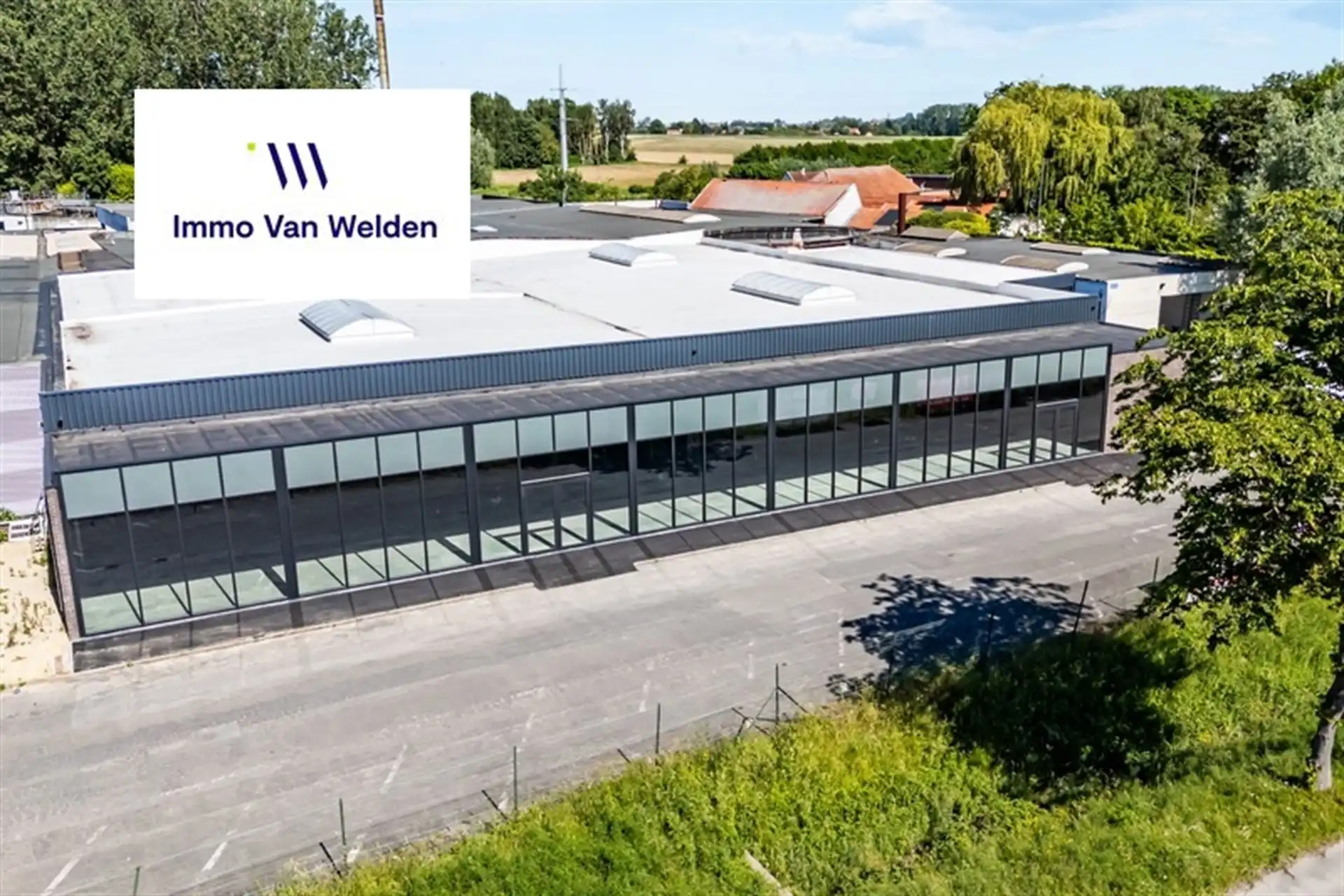 SHOWROOM / BEDRIJFSRUIMTE OP TOPLIGGING LANGS DE N60 foto {{pictureIndex}}