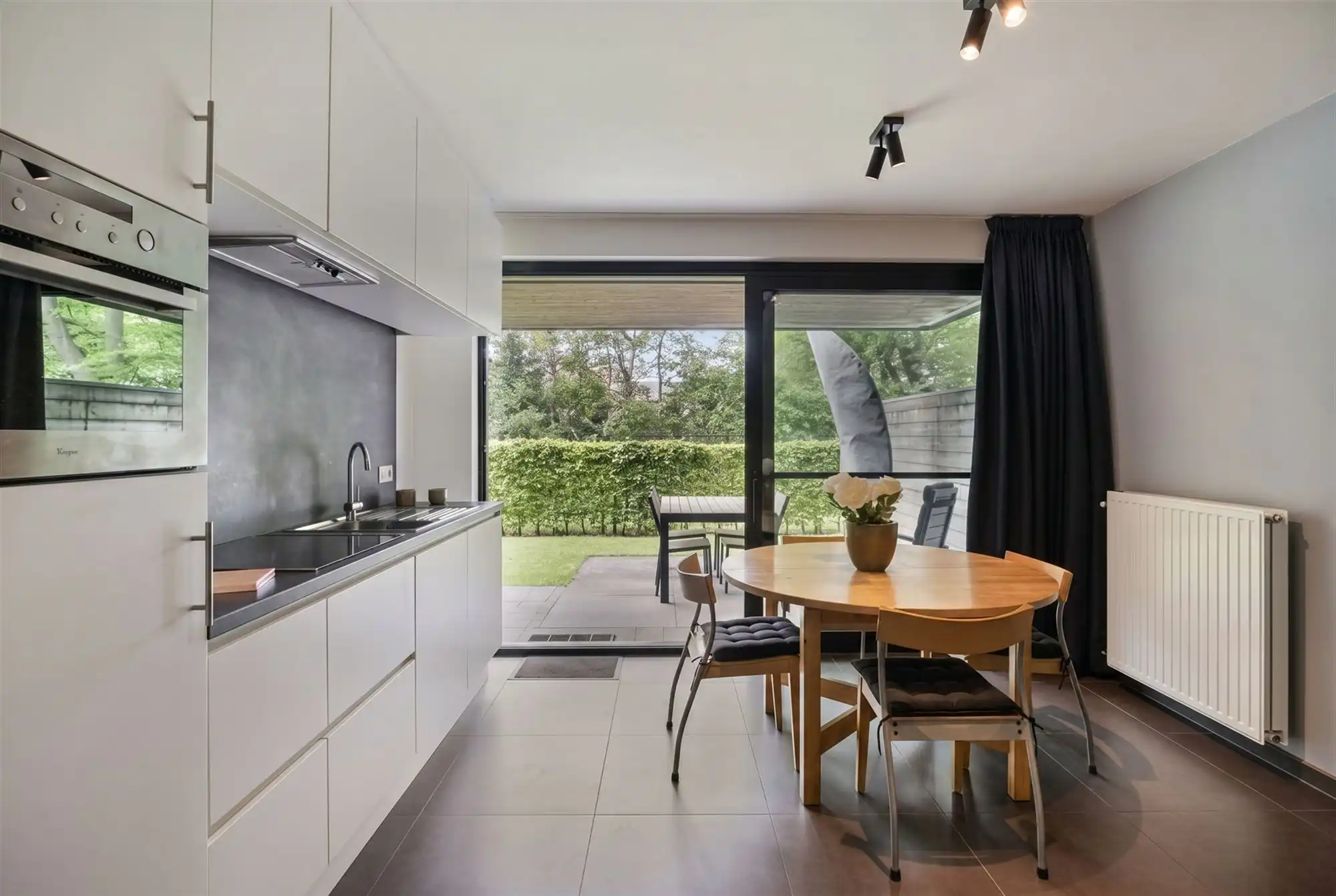Instapklaar gelijkvloers appartement met tuin en parking foto 7