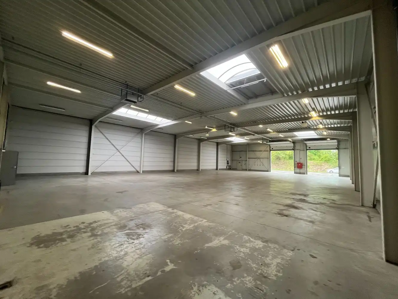 Bedrijfshal met terrein foto 8