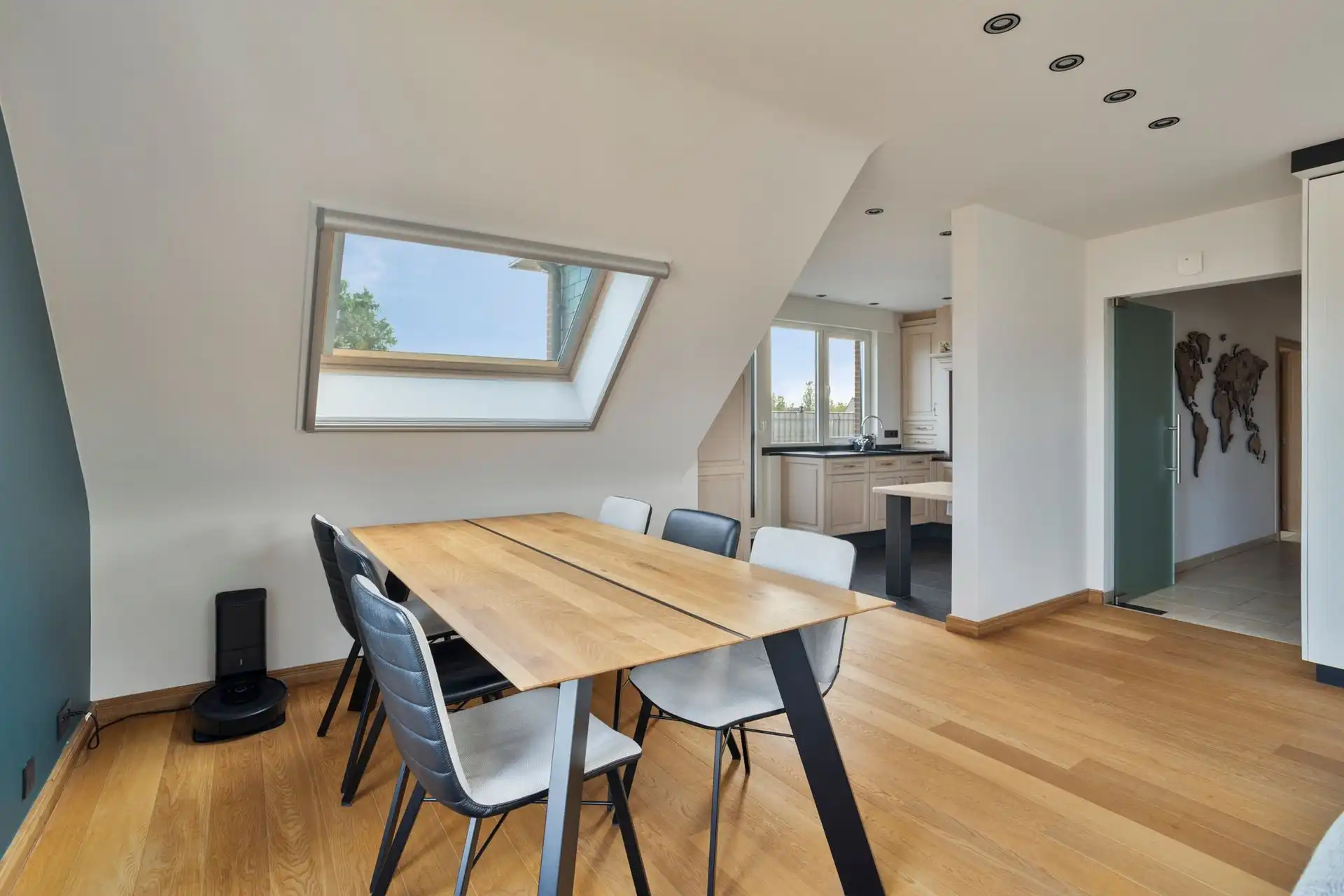 Instapklaar appartement met 2 slpk's, terras, garage en berging! foto 5