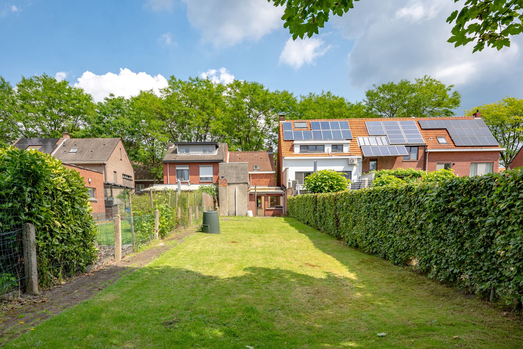 Goed gelegen te renoveren woning met 3 slaapkamers en ruime tuin! foto 11