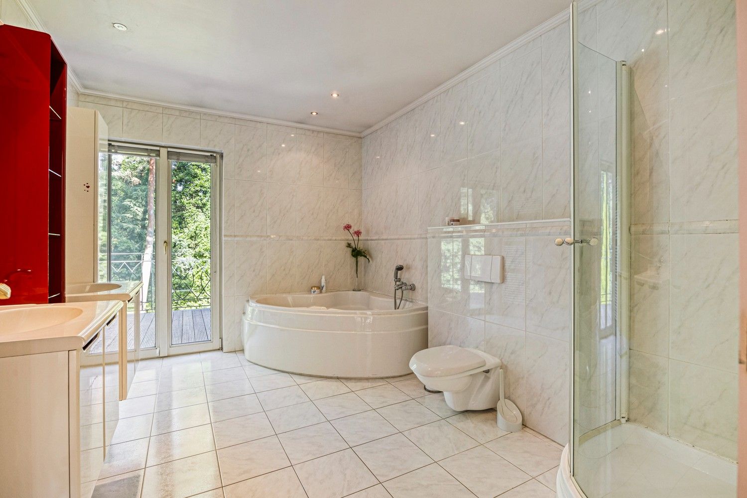 Exclusieve, royale villa in prestigieuze villawijk te Maasmechelen foto 30