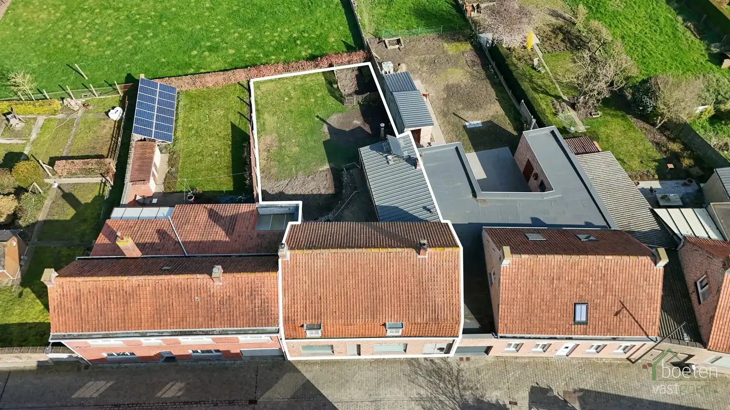 RENINGE: Gezellige dorpswoning met een gerenoveerd gelijkvloers, 3 slpks & zolder en tuin met open zicht op 376m² grondopp. foto 2