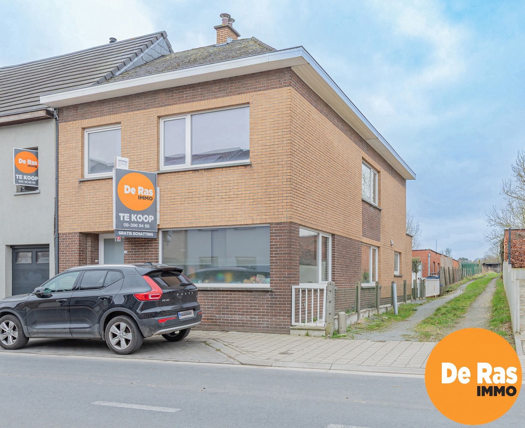 ERPE-MERE - Praktische halfopen woning met garage/loods. foto 2