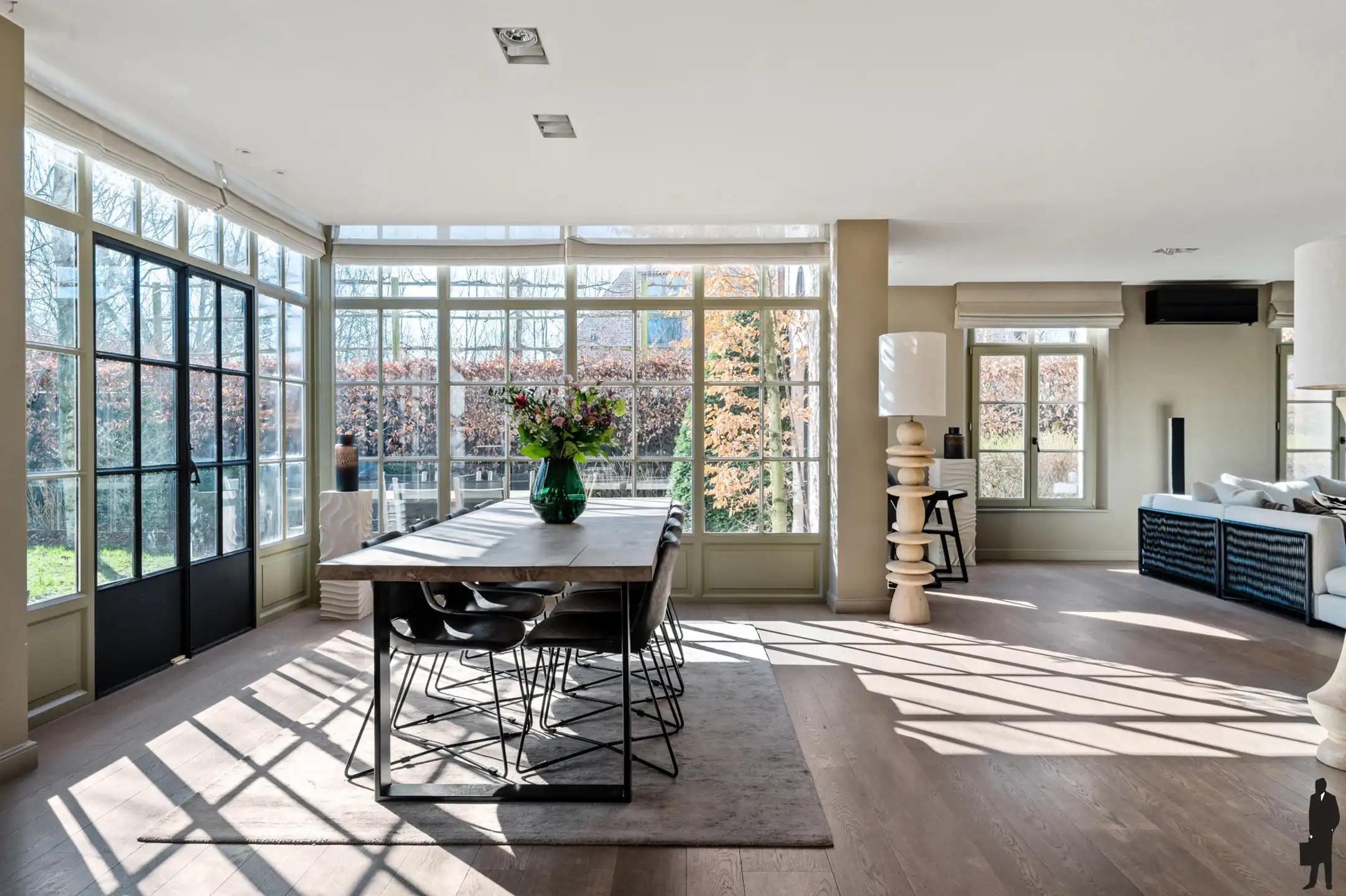 Prachtige woning met 4 slpks, 2 badks en ZW tuin met privacy foto 3