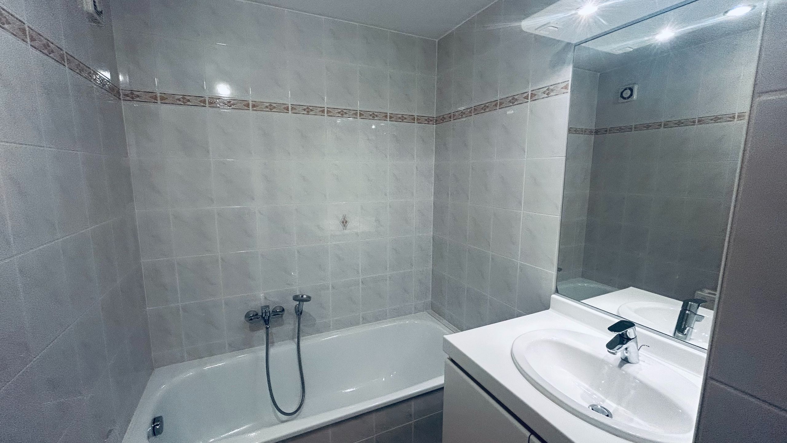 Verzorgd appartement in Deerlijk-centrum met 2 slpks., terras, autostaanplaats & kelderberging foto 8
