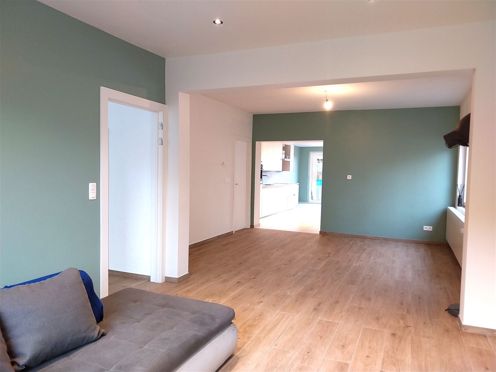 TE HUUR: Gerenoveerde halfopen bebouwing met 3 slaapkamers en ruime tuin! foto 11