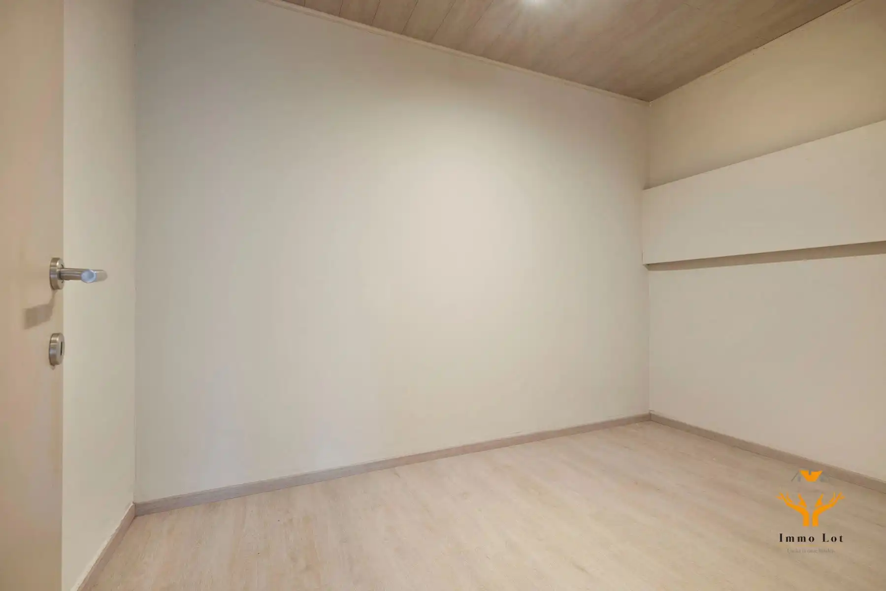 Handelsruimte met grote vitrine aan het Donkmeer  foto 12