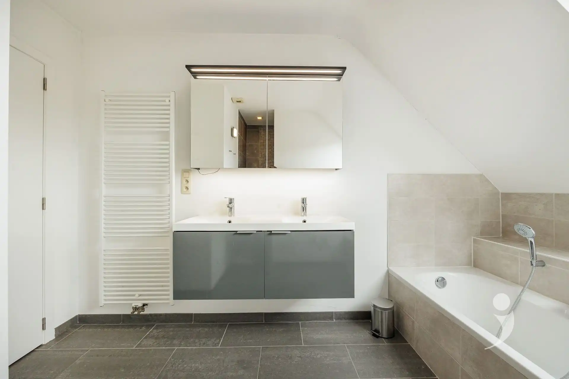 Bijzonder ruim appartement met prachtig vergezicht foto 17