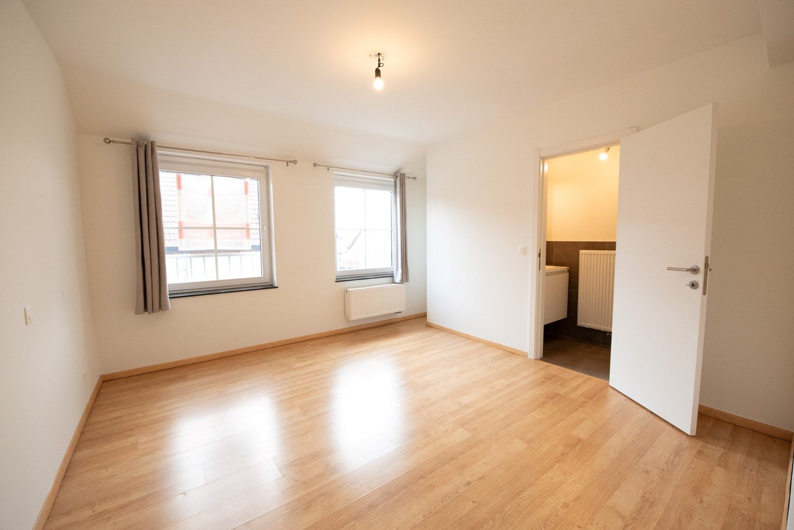 Recent en ruim duplex appartement met 4 slaapkamers! foto 6