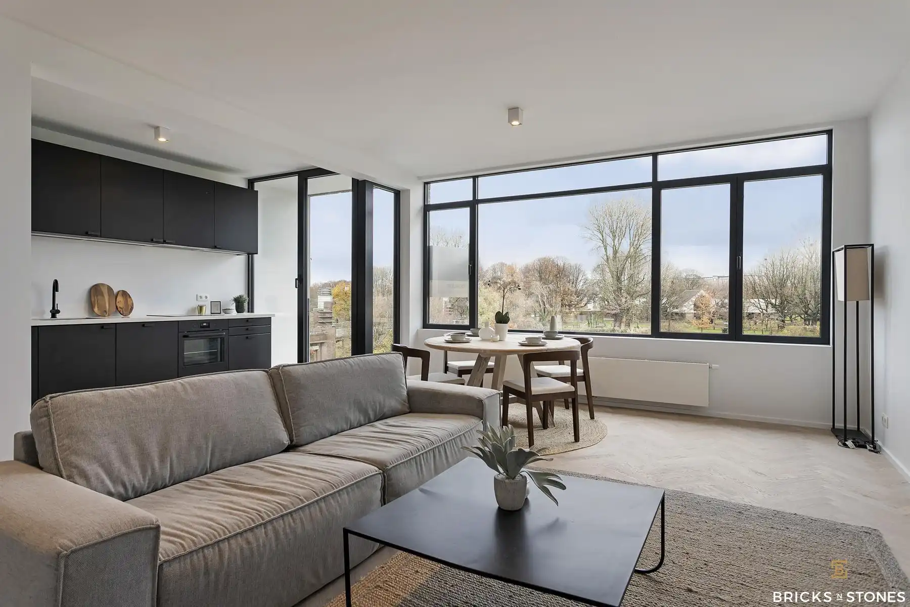 Ruim gerenoveerd 2-slaapkamer appartement met prachtig zicht foto 2