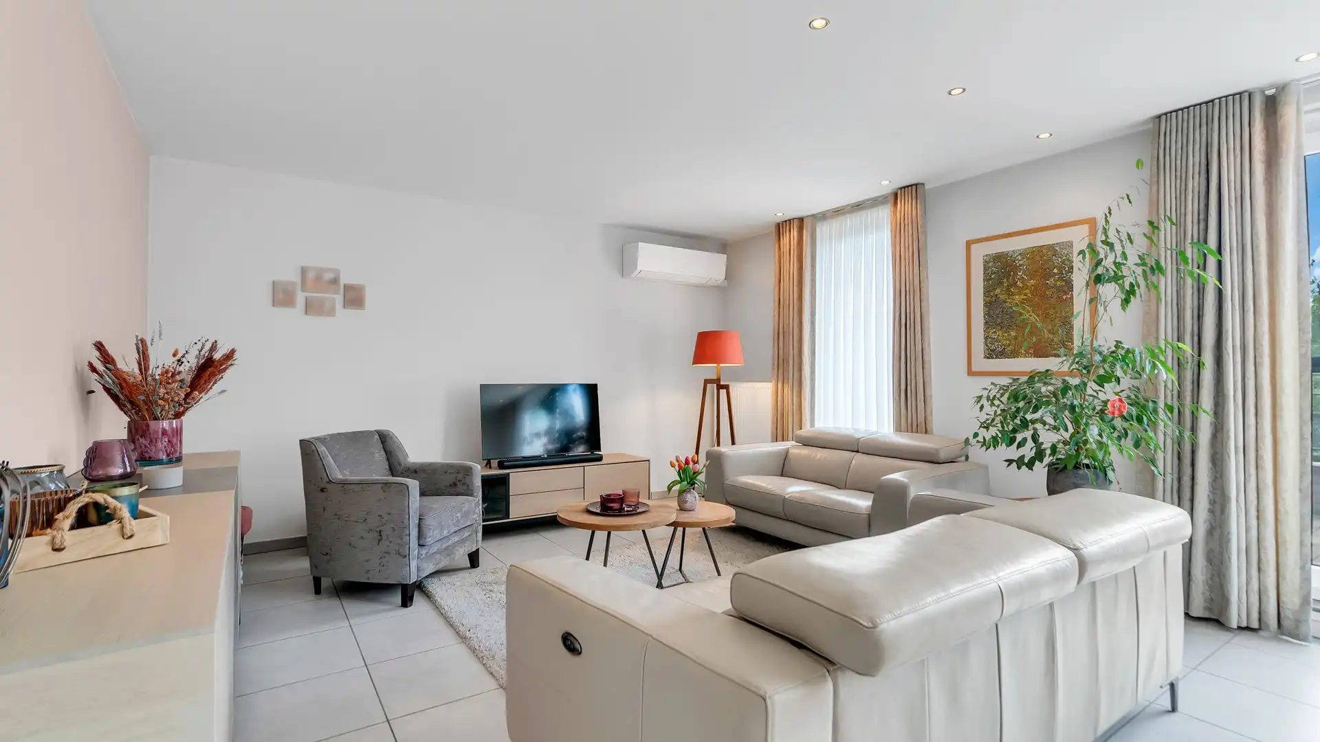 Lichtrijk, energiezuinig en instapklaar appartement met riant terras foto 2