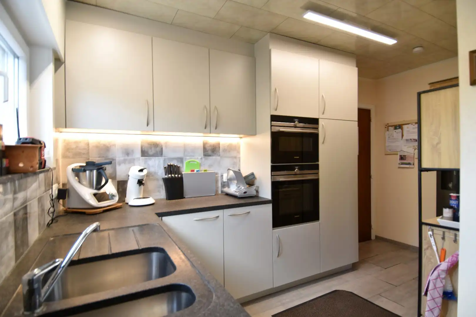 Charmante bungalow met 3 slaapkamers, dubbele garage en tuin te koop in Wevelgem foto 6