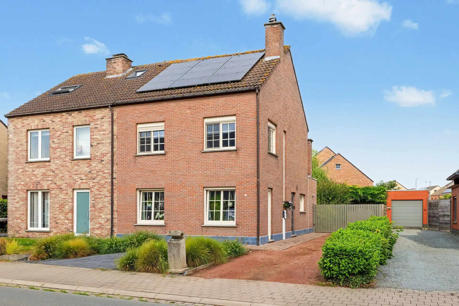 Uitstekend gelegen gezinswoning met 3 slaapkamers, losstaande garage en gezellige tuin foto {{pictureIndex}}