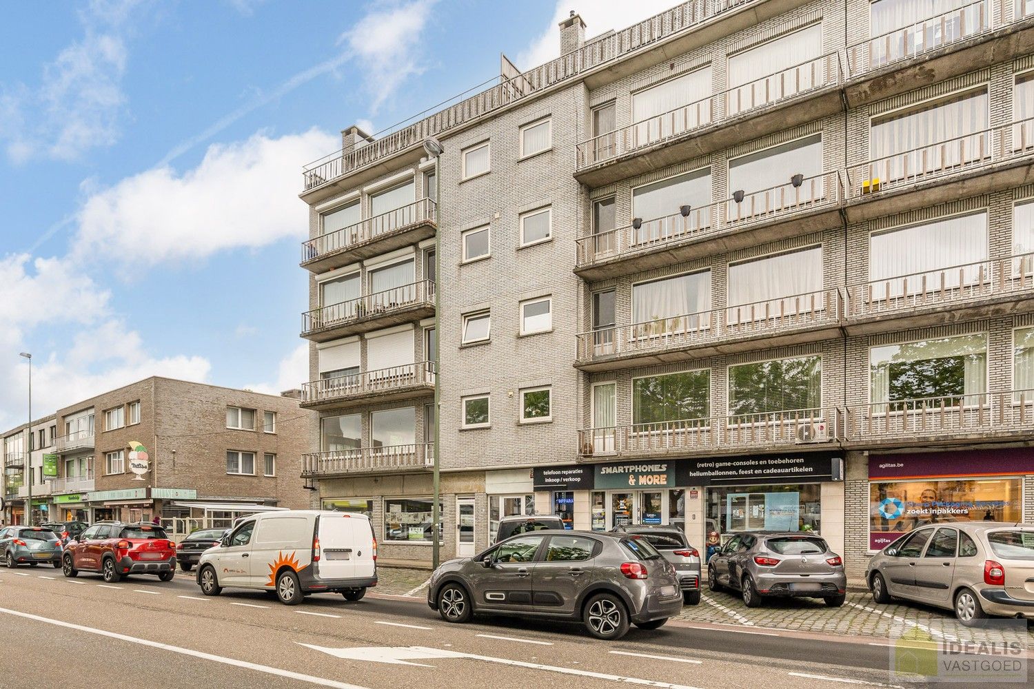 IDEALIS VASTGOED – ZEER RUIM HOEKAPPARTEMENT (110M²) MET LICHTRIJKE LEEFRUIMTE, VOLLEDIG UITGERUSTE KEUKEN, MAAR LIEFST 3 SLAAPKAMERS, BERGING, LIFT EN GARAGEBOX OP EEN UITERST GUNSTIGE LOCATIE MIDDEN IN HET CENTRUM VAN PELT. ZEER GESCHIKT VOOR KANDIDATEN OP ZOEK NAAR EEN INSTAPKLAAR APPARTEMENT! foto 2
