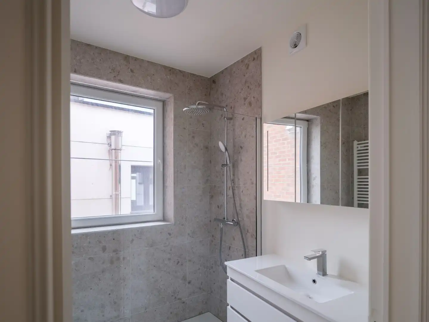 Stijlvol gerenoveerd, lichtrijk tweeslaapkamerappartement foto 11