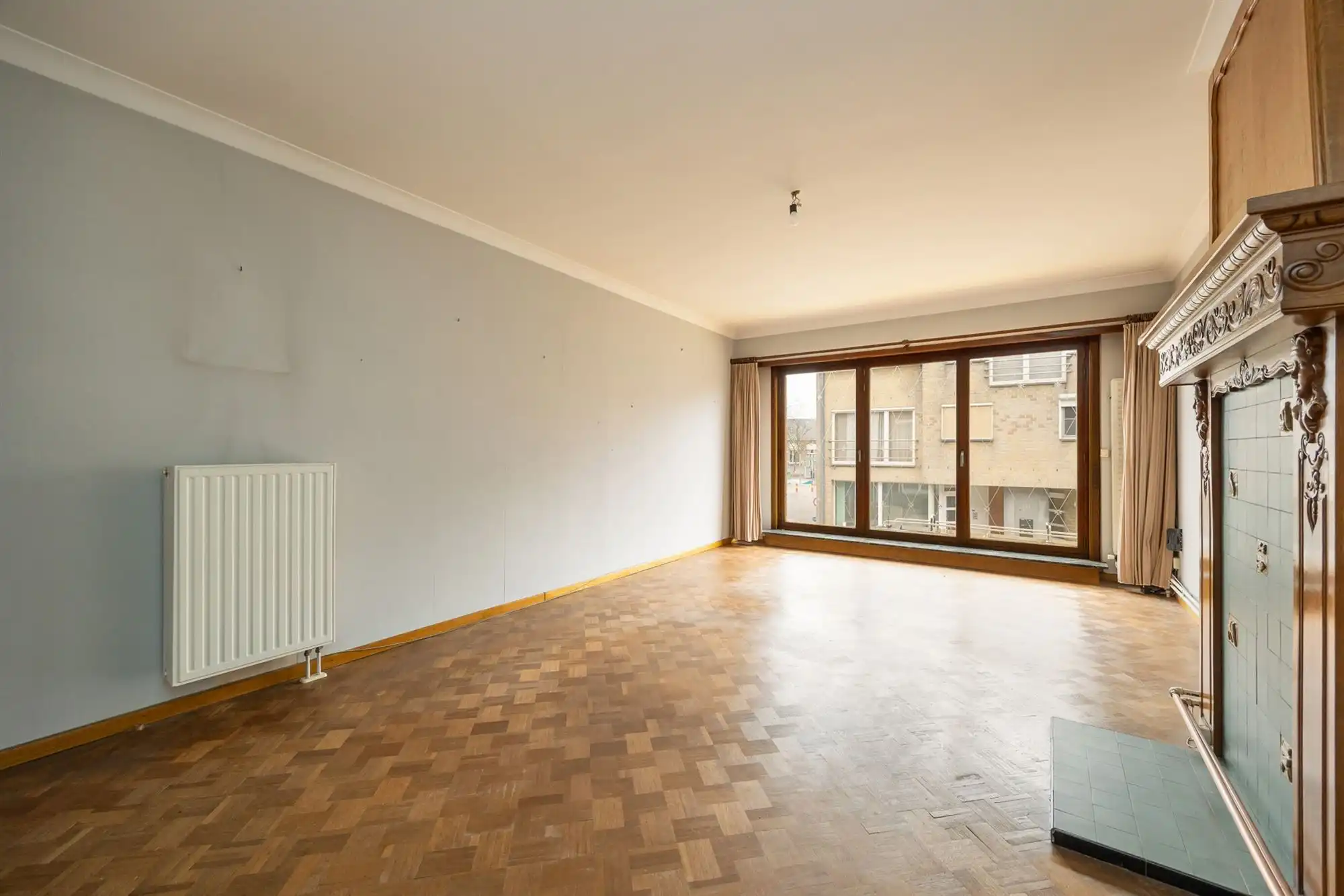 Te renoveren rijwoning met garage en tuin foto 3