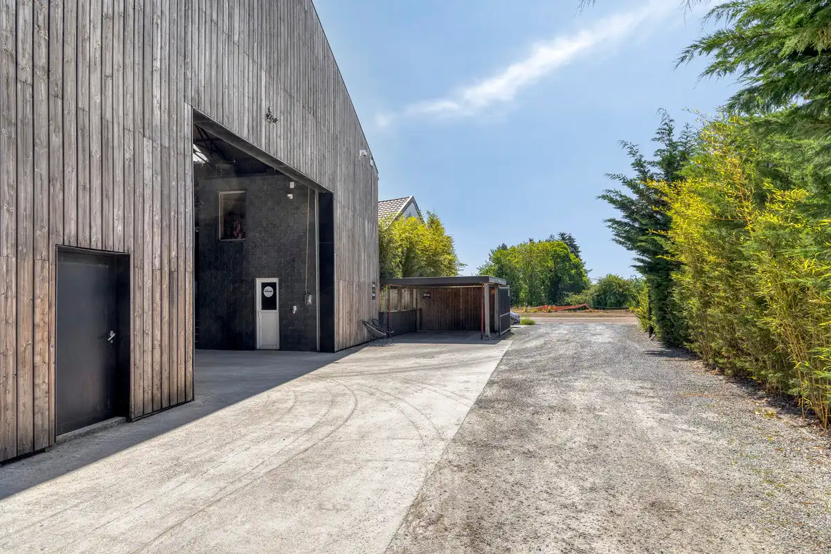 WONING MET BURELEN EN MAGAZIJN TE TONGEREN LANGS N79. foto 35