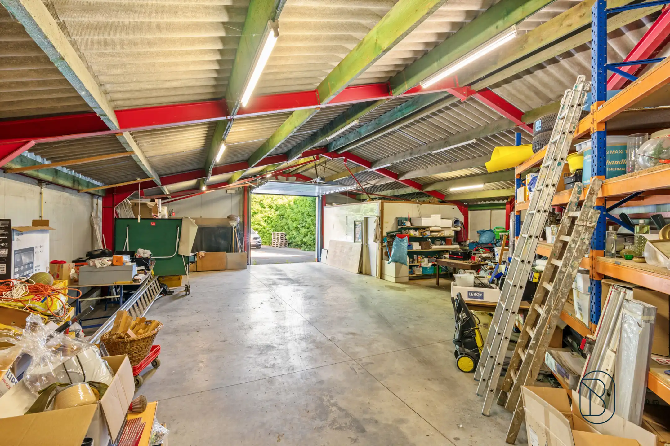 Instapklare gezinswoning met garage en oprit, en ruime loods foto 8