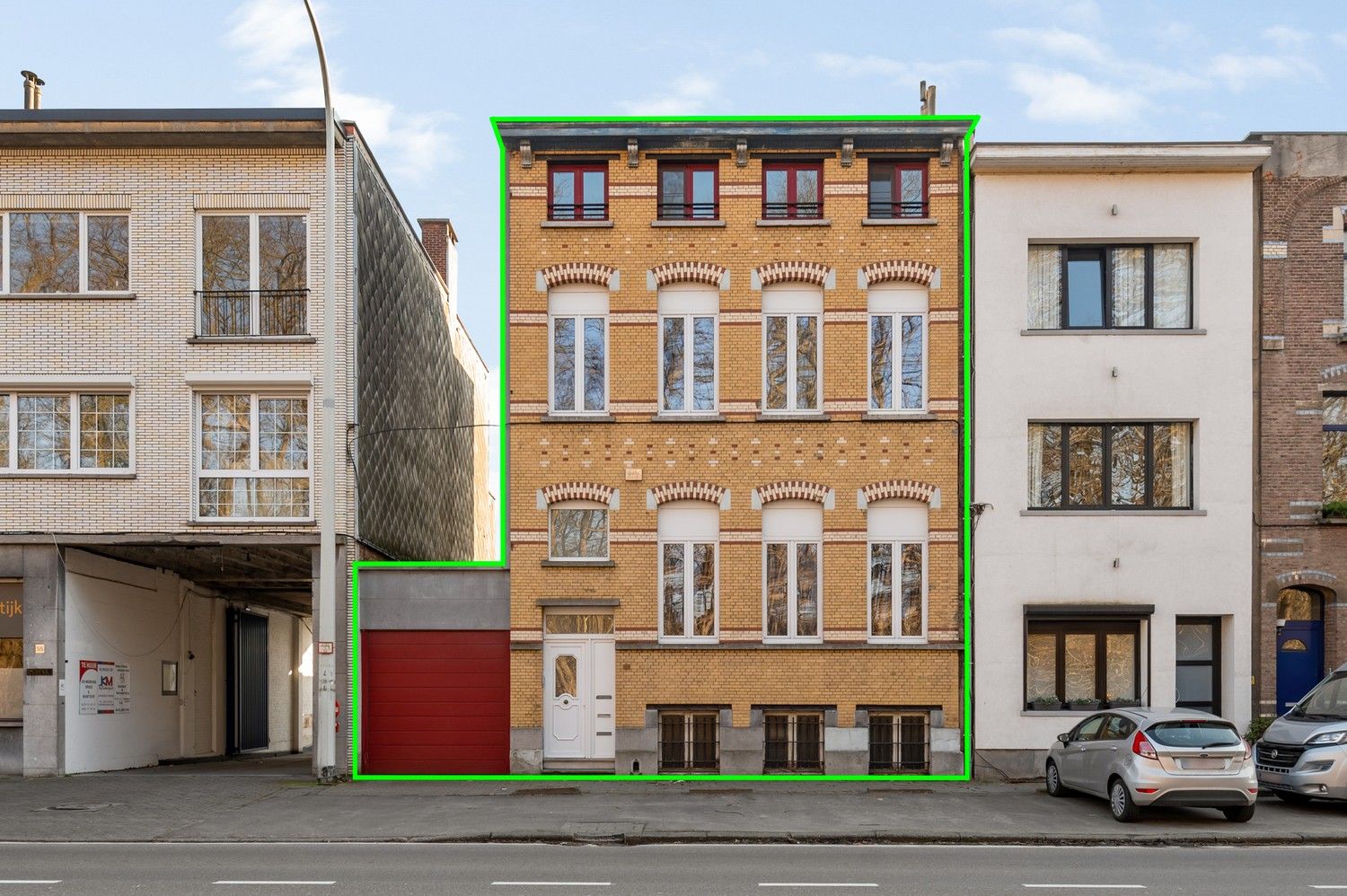 Ruime halfopen woning met 4 à 6 SLPKS, apart kantoor en een groot magazijn in Mortsel! foto {{pictureIndex}}