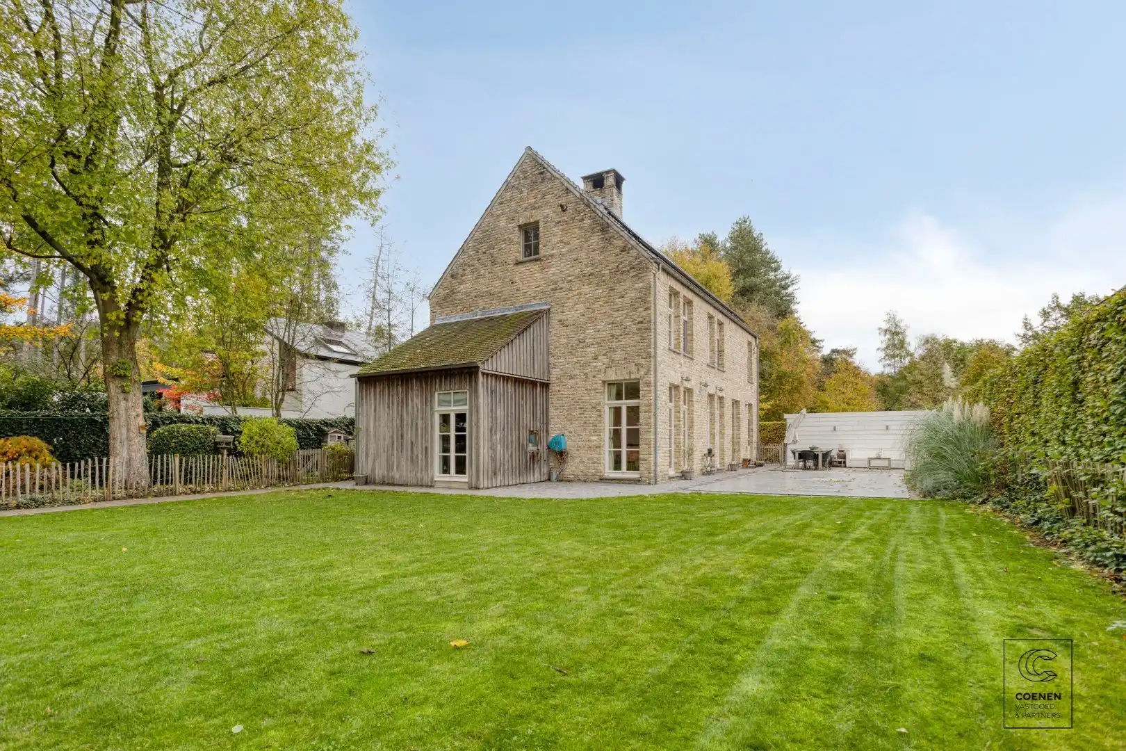 Prachtige woning met een bew. opp. van 302 m², 6 slpk, 3 bk en prachtige tuin met zwembad  foto 2