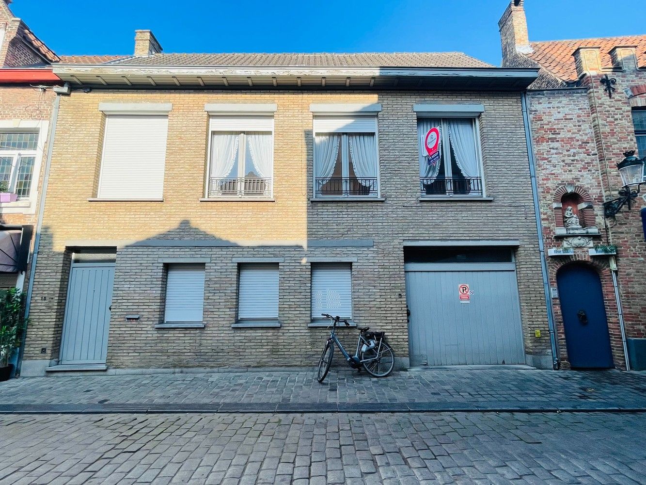 Hartje Brugge  TOP  TOERISTISCHE LIGGING , in de GOUDEN DRIEHOEK, Uitzonderlijk HANDELSPAND ( gevelbreedte 11 meter)                          LICHTRIJKE WINKELRUIMTE ,uitgevend op  Exclusieve STADSPATIO met overdekte rondgang van 105m²+ GARAGE van 30 m² UNIEK  IN BRUGGE op dergelijke ligging ! ERBOVEN lichtrijk ruim APPARTEMENT met zonneterras, foto 38