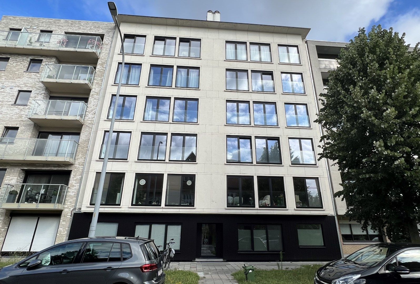 GELIJKVLOERS APPARTEMENT MET 2 SLAAPKAMERS EN TUIN MET TERRAS IN IEPER foto {{pictureIndex}}
