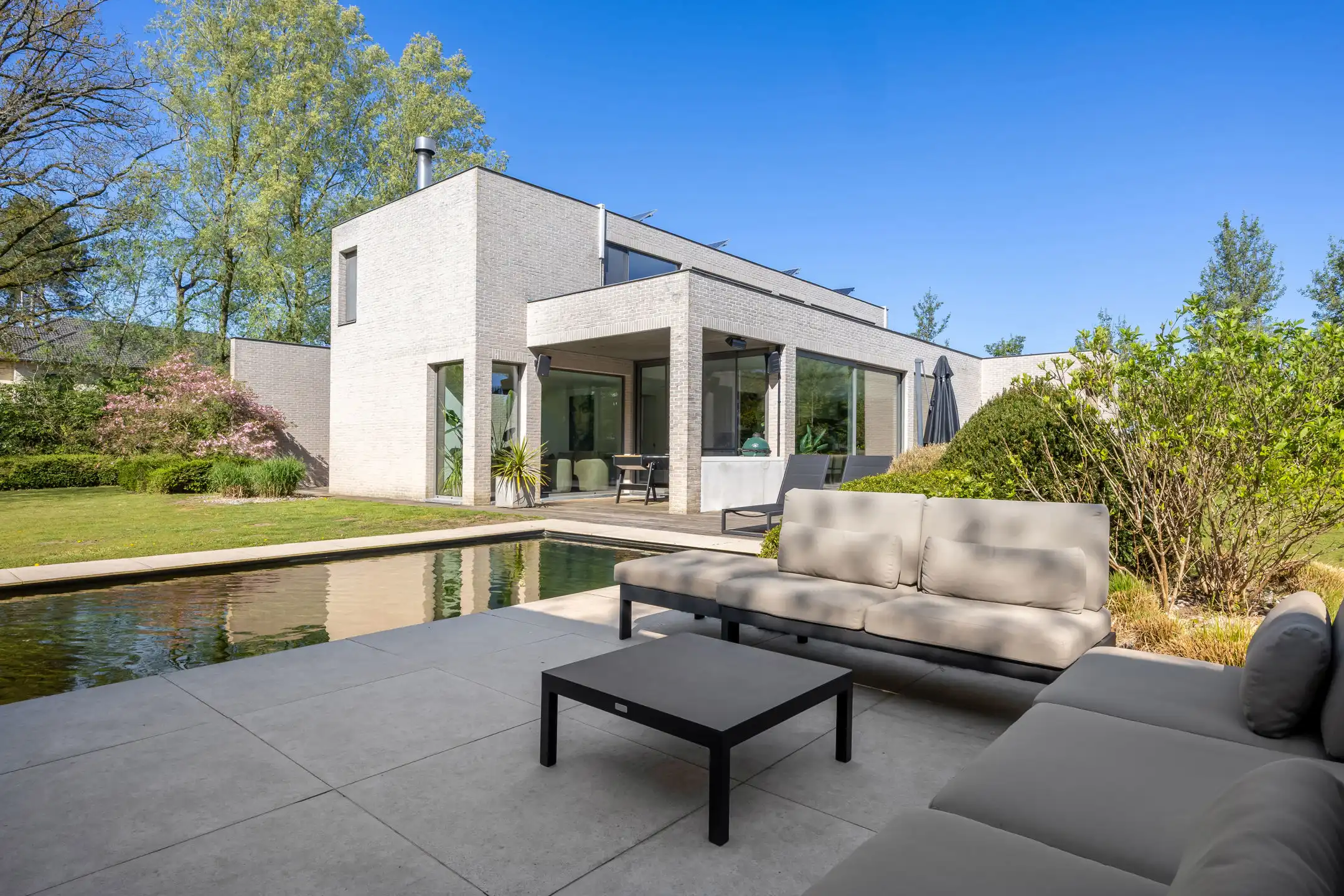 Luxueuze moderne villa met zwemvijver en prachtig poolhouse foto 30