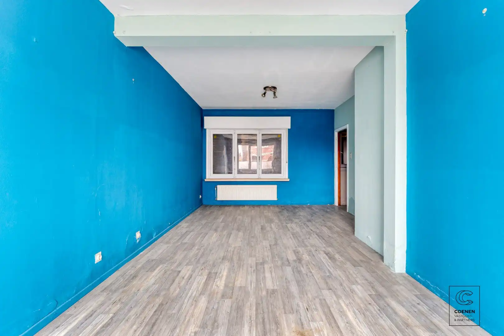 Te renoveren appartement met handelsruimte op een gunstige locatie te Kessel! foto 4