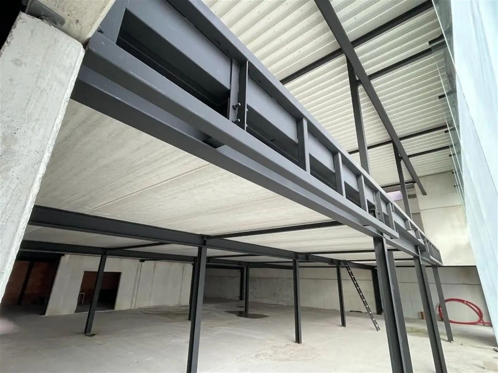 Nieuwbouw bedrijfspand met magazijnen en kantoren/showroom foto 8