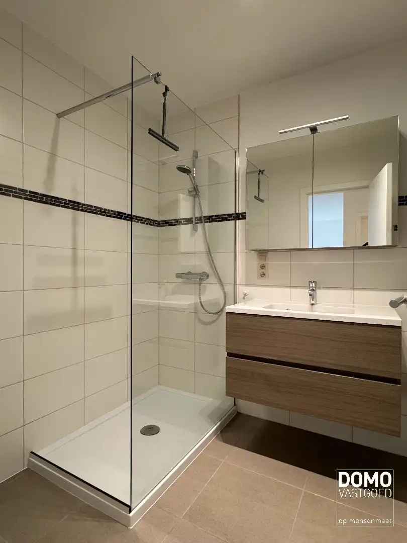 Ruim gemeubeld 2-slaapkamer appartement met terras in Kermt foto 9