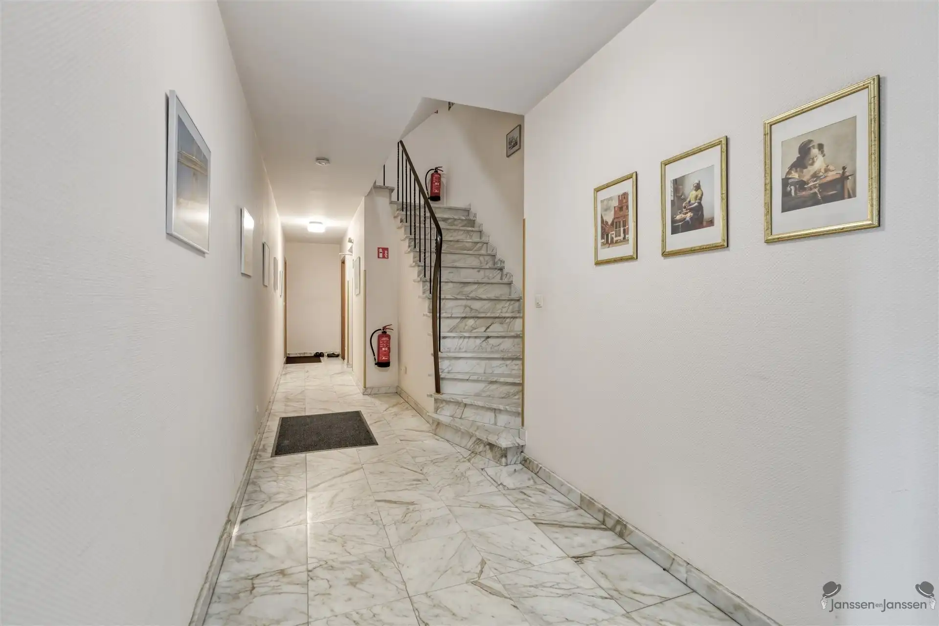 Lichtrijk 2-slaapkamerappartement met garagebox in het hart van Leopoldsburg! foto 4