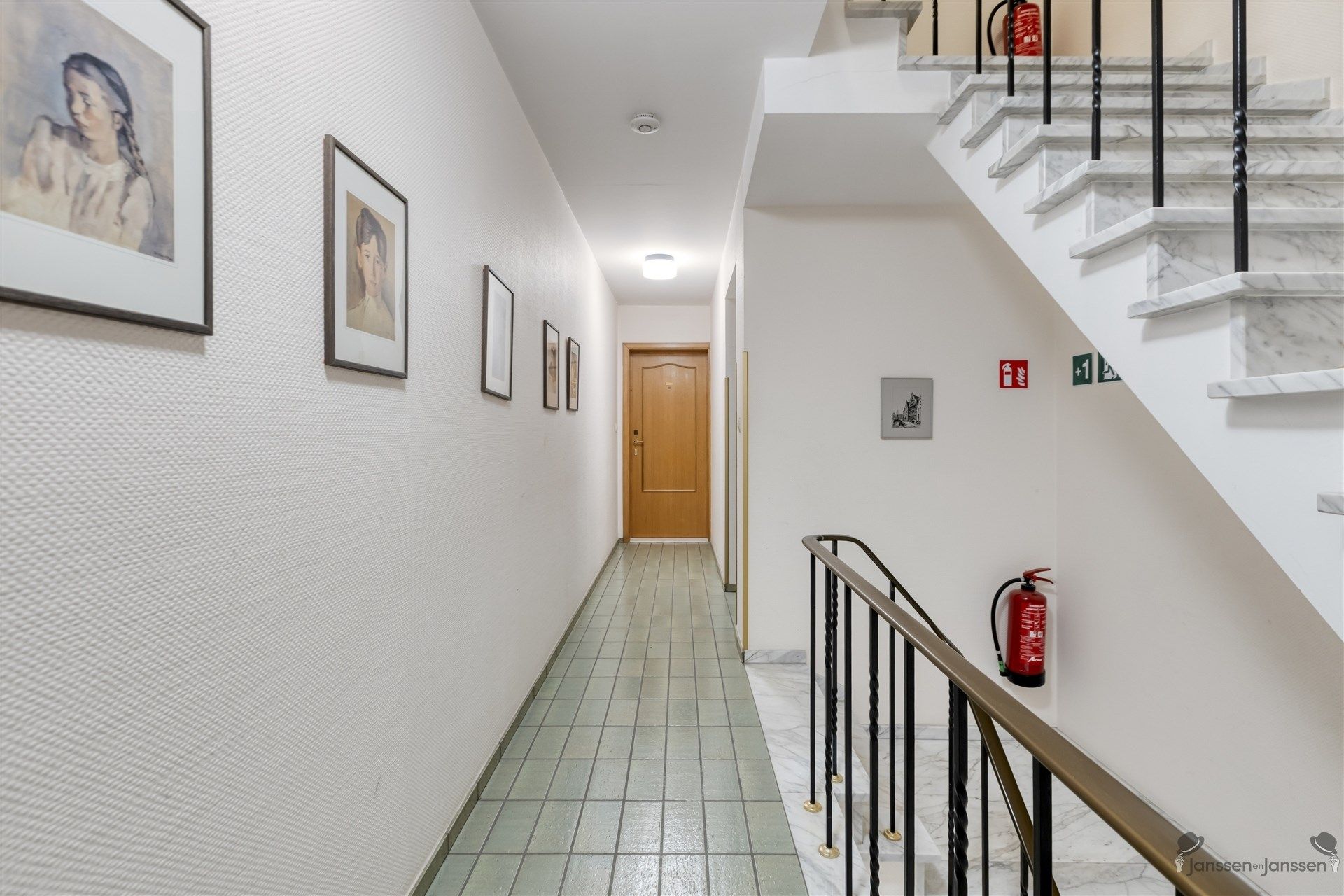 Lichtrijk 2-slaapkamerappartement met garagebox in het hart van Leopoldsburg! foto 4