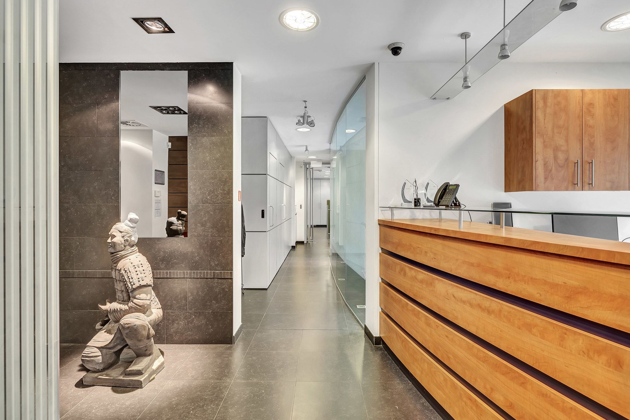 Instapklaar commercieel gelijkvloers op strategische locatie foto 9