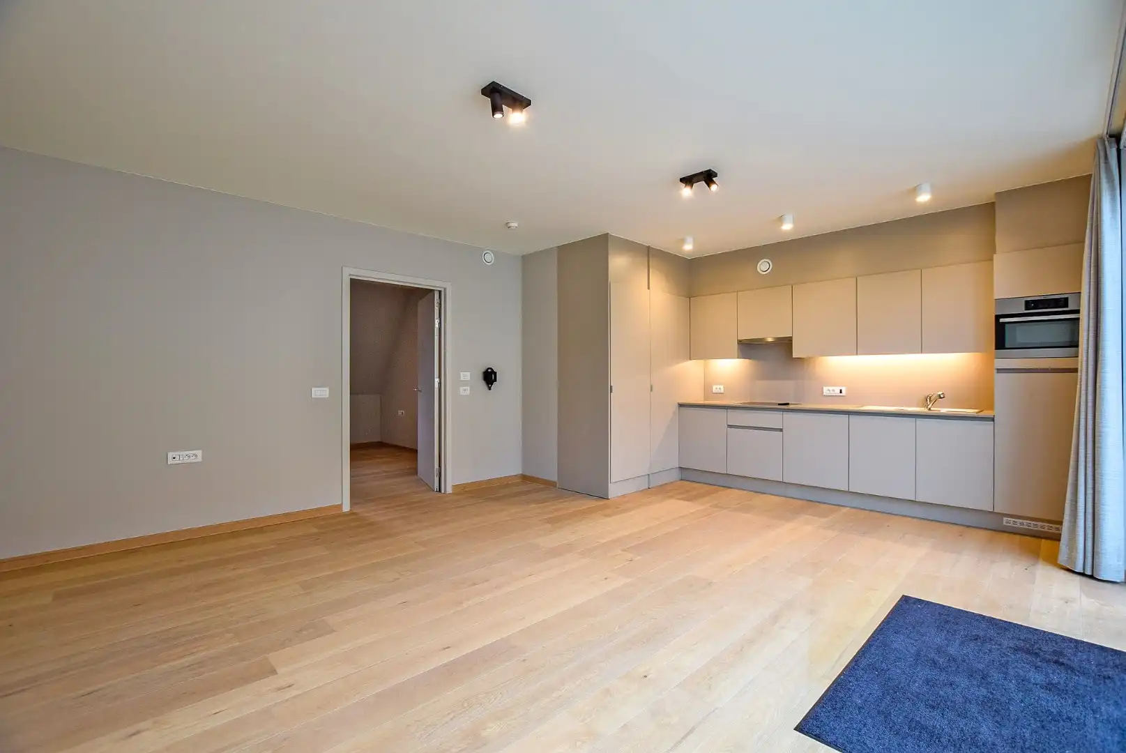 Uiterst goed onderhouden assistentieflat (55m² + 11m² terras) met 1 slaapkamer te Nieuwpoort.  foto 3