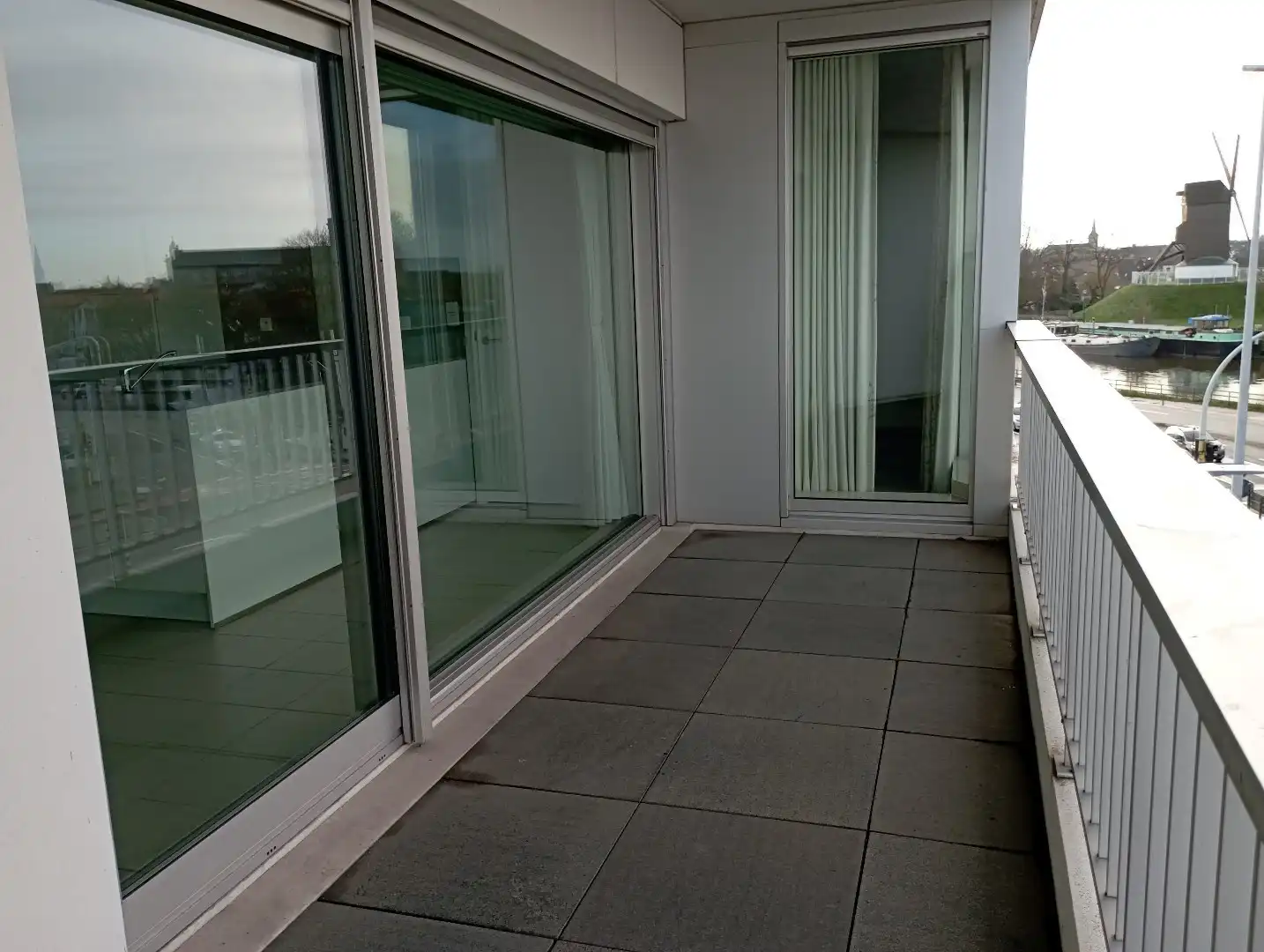 Ruim 2 slaapkamer appartement dichtbij centrum Brugge met autostaanplaats en 2 terrassen foto 10