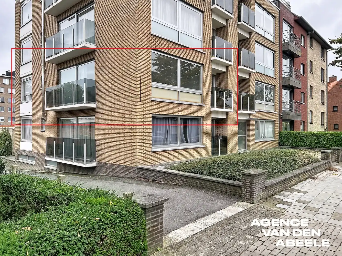 Op te frissen appartement met 2 slaapkamers en terras  foto {{pictureIndex}}