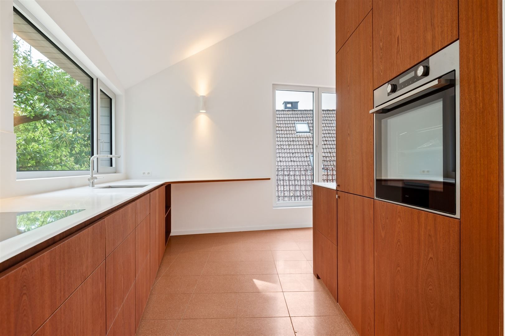 Luxe nieuwbouwappartement met terras, tuin en parking. foto 10