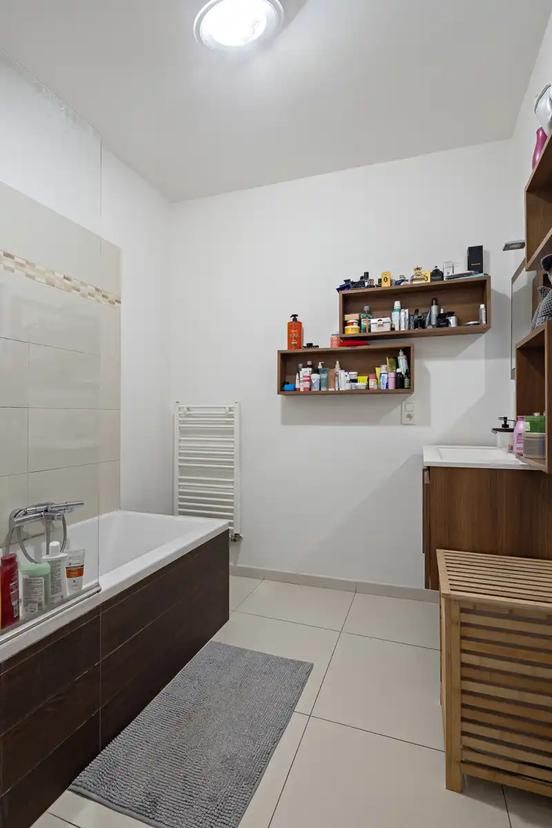 Gerenoveerd appartement met 2 slaapkamers foto 15