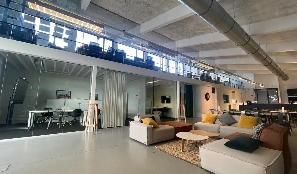 Gerenoveerde kantoren te huur in Hangar 26 op het Eilandje in Antwerpen foto 5