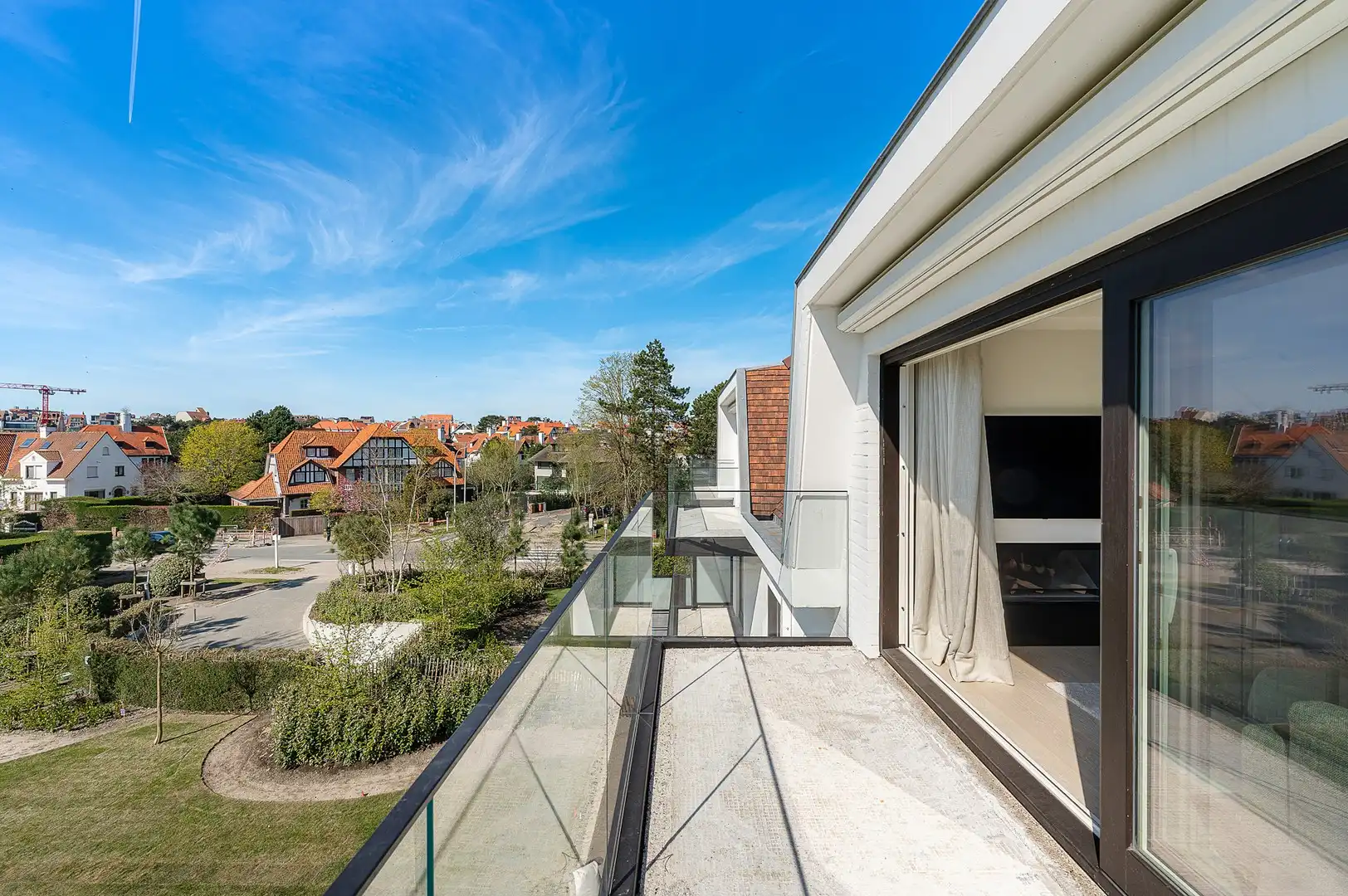 Zonnig gerenoveerd appartement met zuidwest gericht terras en open zicht op wandelafstand van het strand in hartje Zoute. foto 11