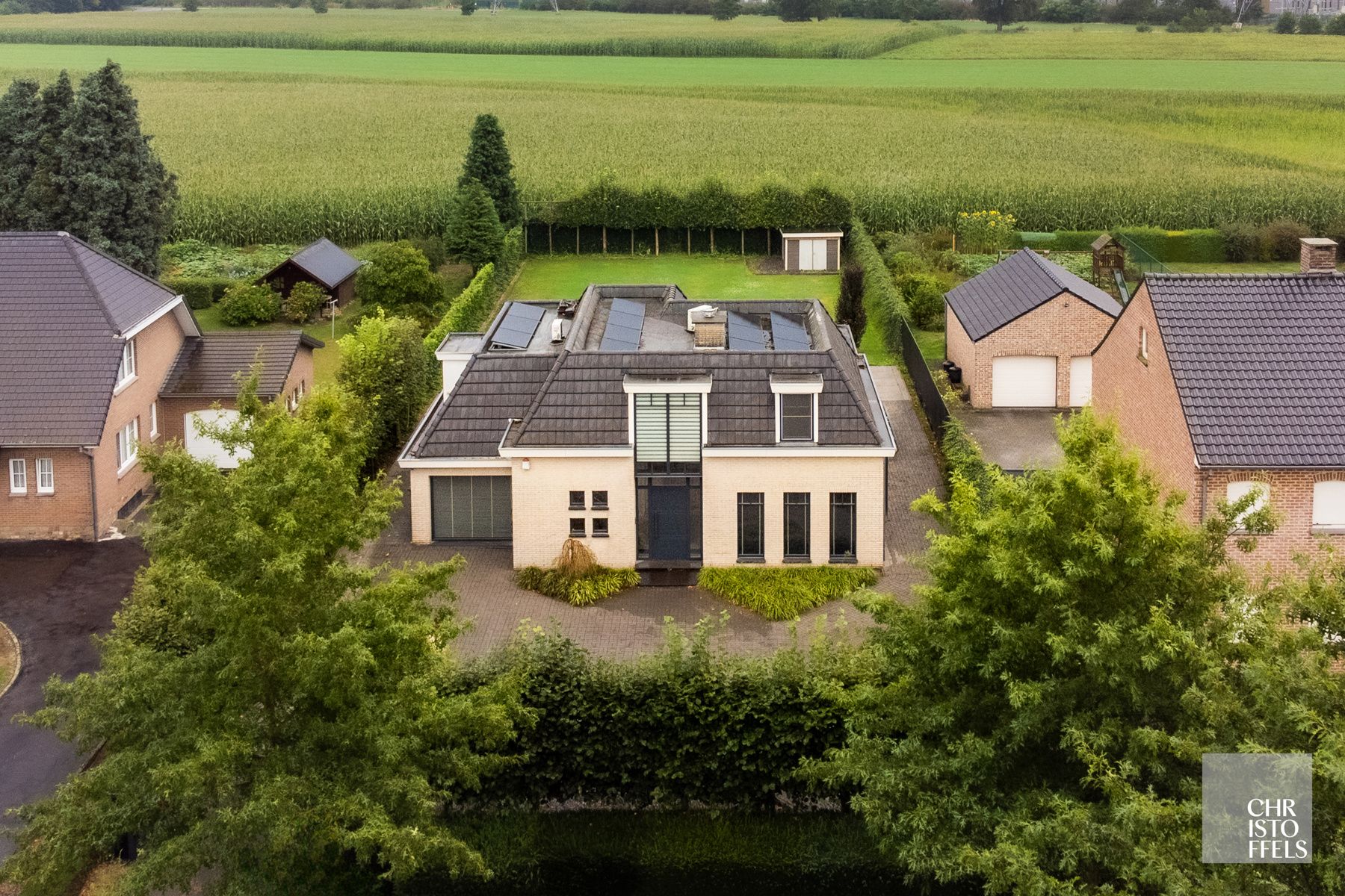 Energiezuinige, tijdloze villa van 357m2 op perceel 1.238m2 foto {{pictureIndex}}