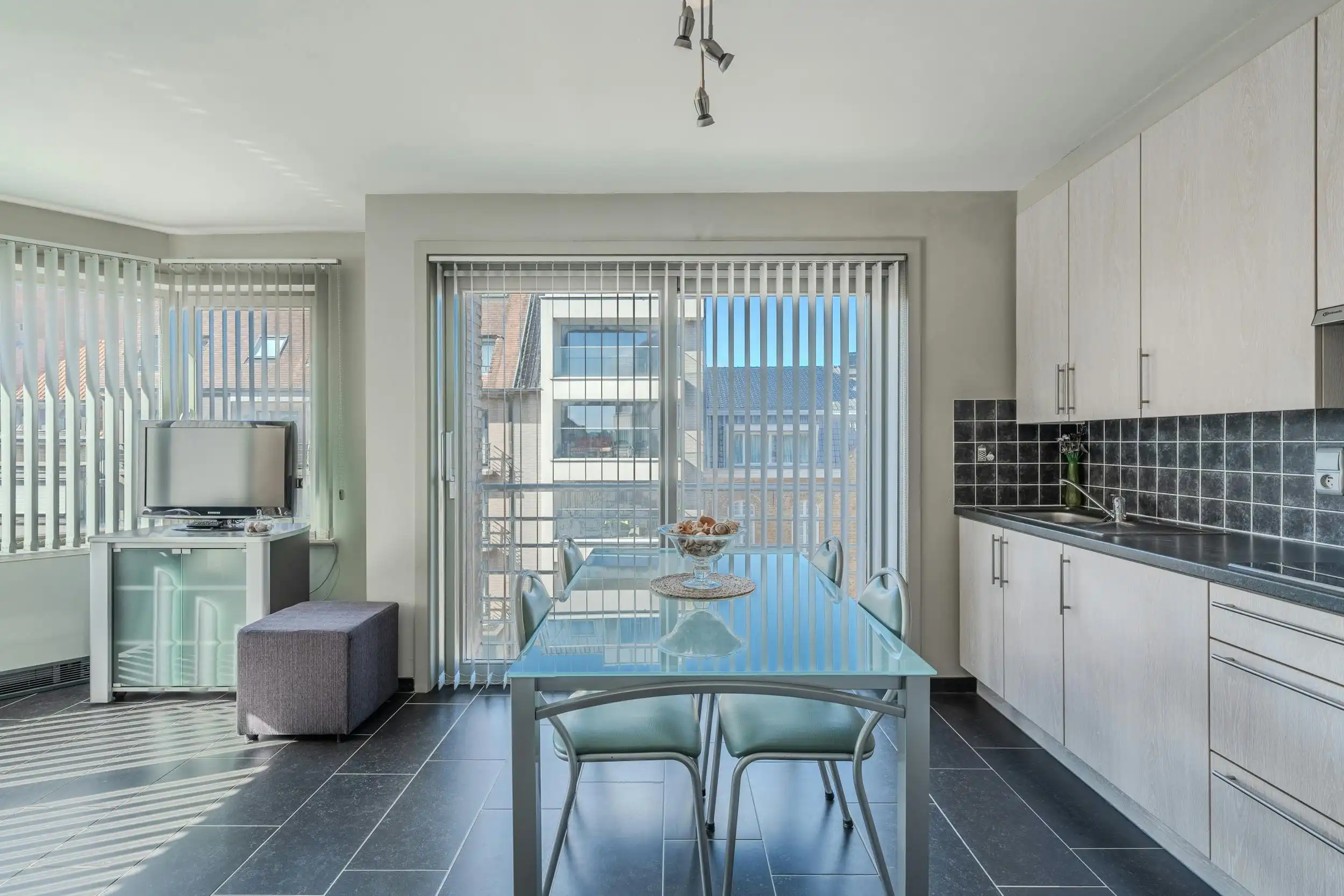 Lichtrijk hoekappartement met twee slaapkamers in het centrum! foto 4