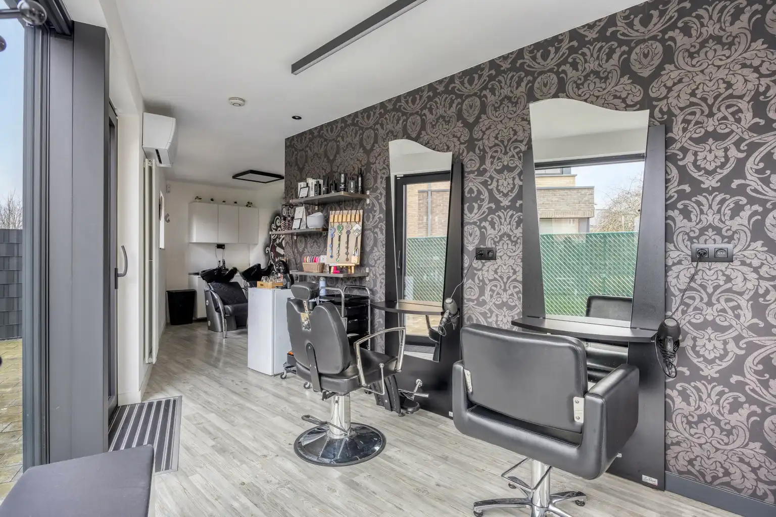 INSTAPKLARE WONING MET PRAKTIJKRUIMTE/BUREEL EN ZWEMBAD foto 23