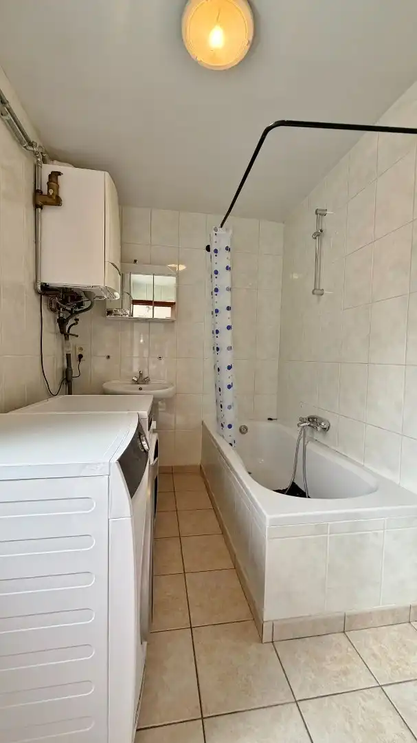 Charmante rijwoning met zonnige tuin in het rustige Woesten foto 7